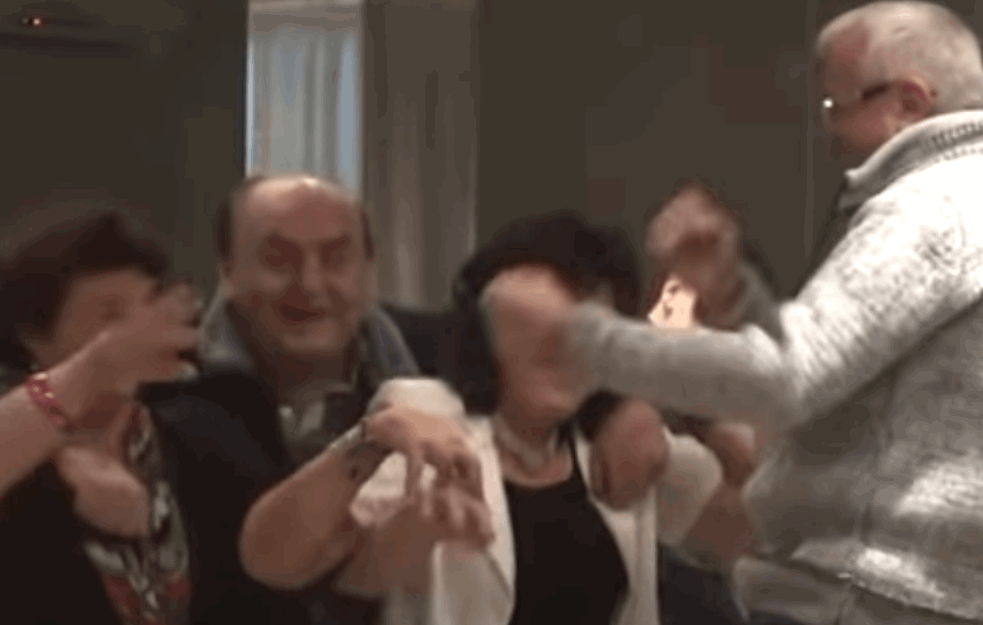 NIKAD TUŽNIJI: Era u suzama snimio program za novogodišnju noć, setio se Bore Drljače: Dok sam pevao, gledao sam odakle će da izađe...(VIDEO)
